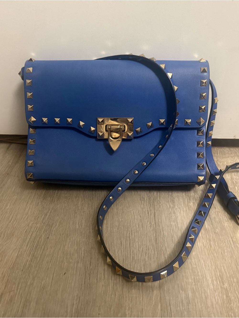 VALENTINO GARAVANI Vitello
Medium Rockstud Flip Lock Crossbody Bag in Acid Blue.